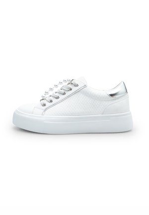 Sneaker bianco con tomaia текстurizzata, dettagli argentati sul tallone e un design di lacci decorati con perline. Presenta una suola bianca spessa.