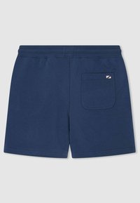 Námořnické modré šortky s elastickým pasem a jednou zadní kapsou, která obsahuje malou našitou značkovou etiketu na jednobarevném pozadí.