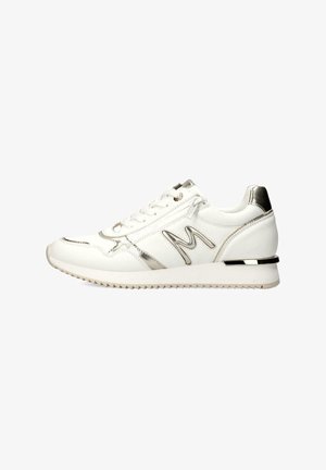 Witte sneaker met metallic zilveren accenten, gladde leren textuur, vetersluiting, hoekige vorm en een geribbelde zool voor grip en stijl.