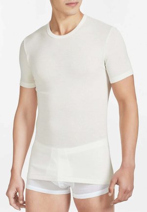 Maglietta bianca a maniche corte realizzata in materiale liscio, con scollo arrotondato e design aderente, abbinata a slip bianchi.