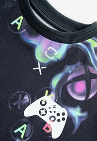 Černé tričko s krátkým rukávem s barevným grafickým motivem tlačítek herního ovladače a logem Xbox, s hladkou texturou a žebrovaným límcem.