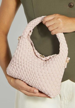 Bolso rosa tejido con una forma triangular única, superficie texturizada y un asa curva. Presenta detalles de herrajes dorados.