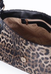 Borsa a tracolla con stampa leopardata e rifiniture in pelle nera. Esterno testurizzato e interno beige con tasca con zip e motivo del logo. Dettagli in metallo dorato.