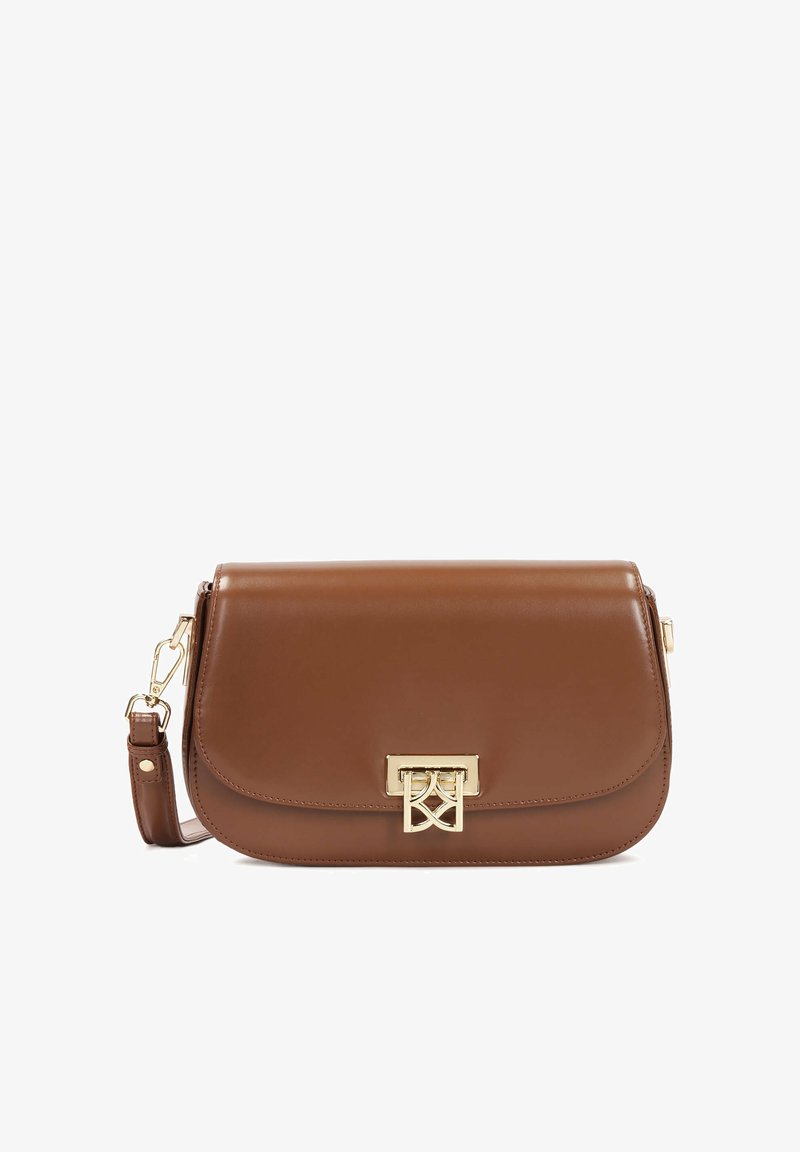 Borsa a tracolla in pelle marrone con una texture liscia, accessori in oro e una fibbia frontale con un design intrecciato. Tracolla regolabile inclusa.