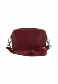 Petit sac à bandoulière rectangulaire en cuir bordeaux avec une surface texturée et une bandoulière en tissu ajustable avec des fermoirs en argent.