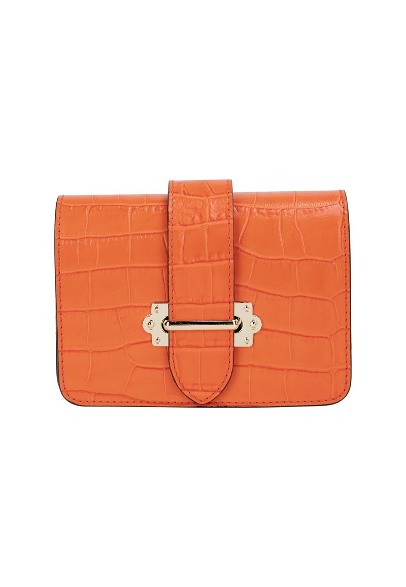 Orange læderpung med krokodillemønster, hardware i guldfarve og flap-lukning. Har en central dekorativ lås og syningsdetaljer.