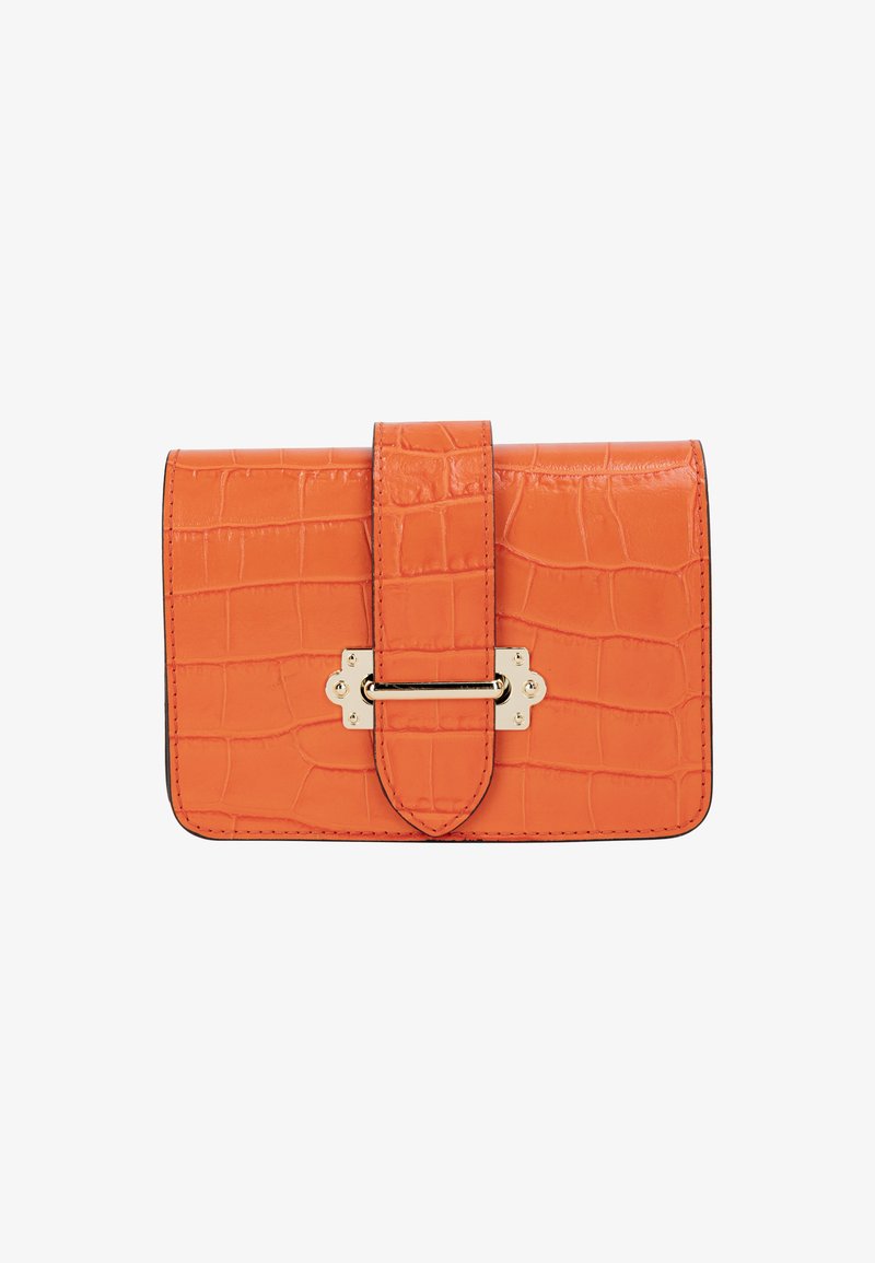 Orange læderpung med krokodillemønster, hardware i guldfarve og flap-lukning. Har en central dekorativ lås og syningsdetaljer.