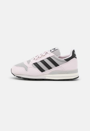 Lyserød og grå Adidas sneaker med sorte striber, mesh-tå, snørelukning og polstret sål mod en ensfarvet hvid baggrund.