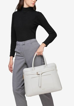 Lys grå læder tote taske med dobbelte håndtag, lynlåslukning, frontlomme og dekorativt bånd. Glat tekstur, struktureret design.