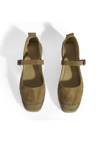 Braune Wildleder-Mary-Jane-Schuhe mit einer gewebten Jutesohle, ausgestattet mit einem Riemen mit einer Metallschnalle und einem runden Zehendesign.