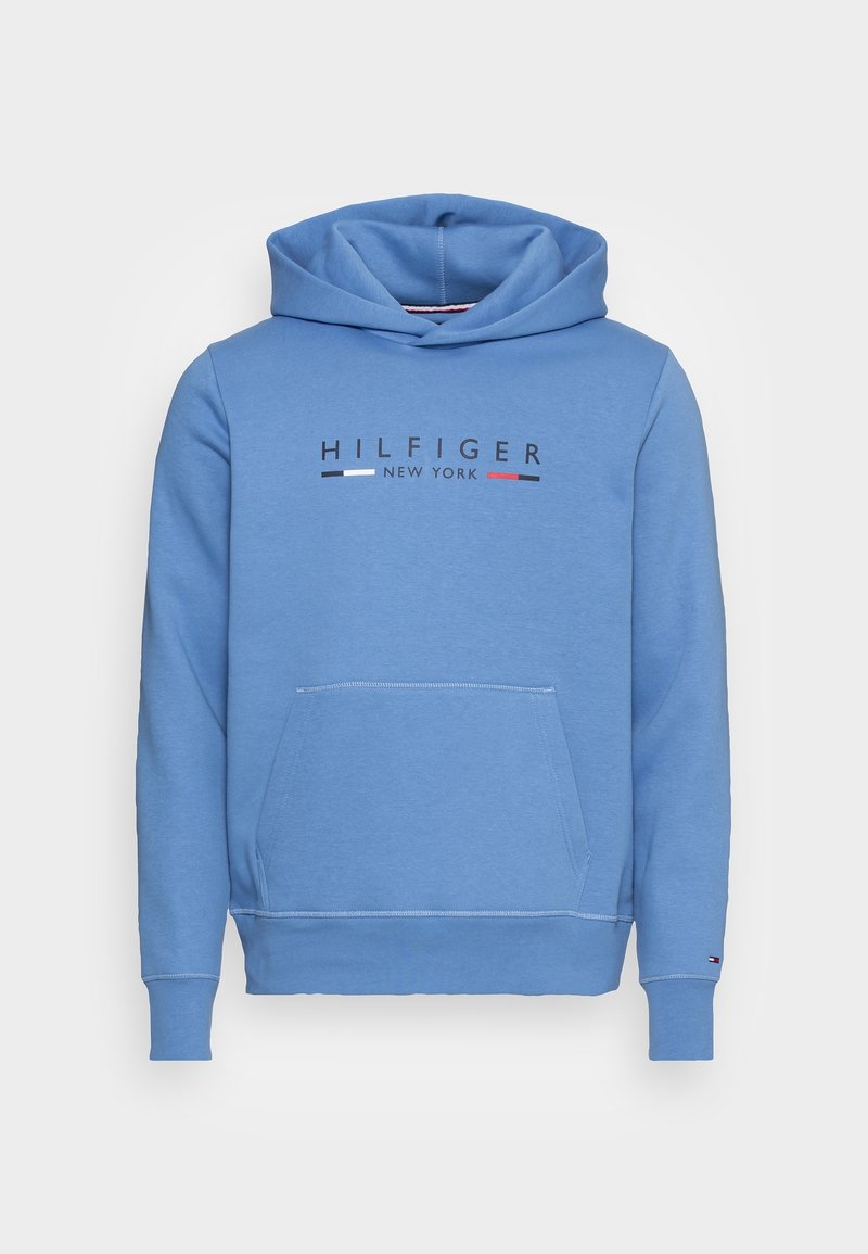 Felpa leggera azzurra con cappuccio regolabile, tasca frontale e testo "HILFIGER NEW YORK" in nero, bianco e rosso. Tessuto in cotone morbido.