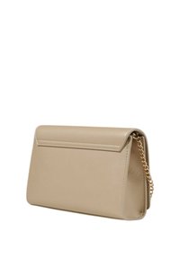 Clutch in pelle beige con una forma strutturata, patta piegata e una tracolla in oro. Texture liscia con dettagli di cucitura lungo i bordi.