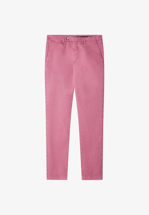 Pantalones chinos de algodón rosa con frente plano, dos bolsillos laterales y un bolsillo trasero. Cuentan con cierre de botón y trabillas para cinturón.