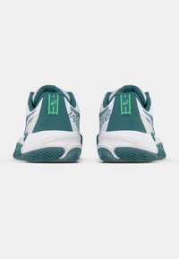 Sportovní boty v tyrkysové a bílé barvě s texturovaným podpatkem, zelenými akcenty a vzorovanou podrážkou. Reflexní prvky po stranách. Ploché tkaničky.