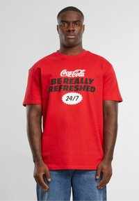 Merchcode COCA COLA REFRESHED - T-shirts print - cityred