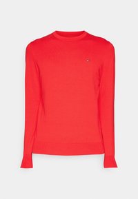 Pull rouge en tissu tricoté, avec un col rond, des manches longues et des poignets côtelés. Petit logo sur la poitrine. Texture lisse.