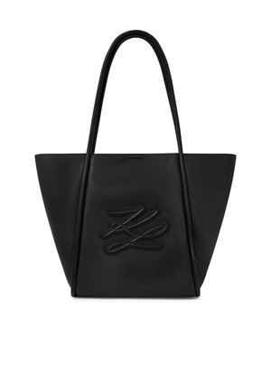 Sort lædertaske med tekstureret overflade, lange håndtag og fremhævet syet logo midt for.