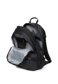 Zaino in tessuto nero con fodera grigia, dotato di un ampio scomparto principale, tasche con cerniera e spallacci regolabili. Materiale resistente in tutta la struttura.