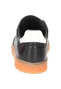 Schwarze Leder-Sneaker mit einem weißen Fersen-Bereich, gepolstertem Kragen und Gummisohle. Präsentiert sich mit einer glatten Textur und abgerundeter Form.