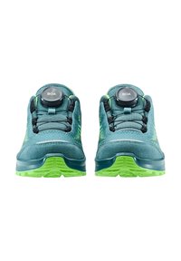 Un paio di scarpe da ginnastica teal e verde con sistema di allacciatura BOA, viste frontalmente su uno sfondo bianco.