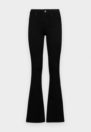 Schwarze hochtaillierte Jeans mit einem Knopf- und Reißverschluss, Fronttaschen und ausgestellten Beinen, flach auf einem weißen Hintergrund ausgelegt.