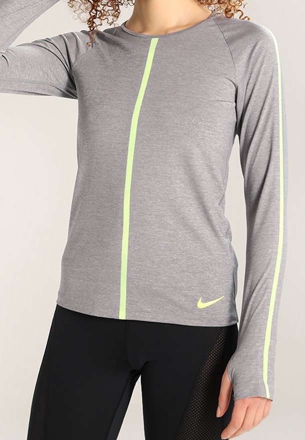 Graues langärmliges Sportshirt mit einem gelb-grünen vertikalen Streifen und Nike-Logo auf der unteren rechten Seite. Hat ein tailliertes Design.