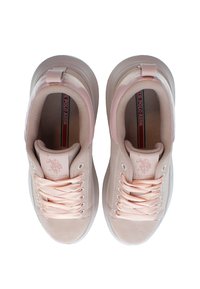 Paire de baskets rose clair U.S. Polo Assn. avec lacets en satin, col matelassé et semelles intérieures griffées, vues de dessus sur fond blanc.