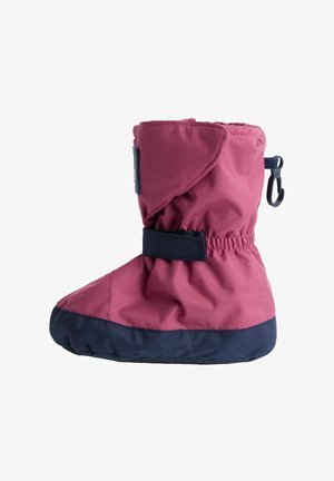 Vodootporna dječja čizma u bordo i mornarsko plavoj boji. Mekani tekstilni gornji dio s elastikom, prilagodljivim remenom i teksturiranim gumenim potplatom.