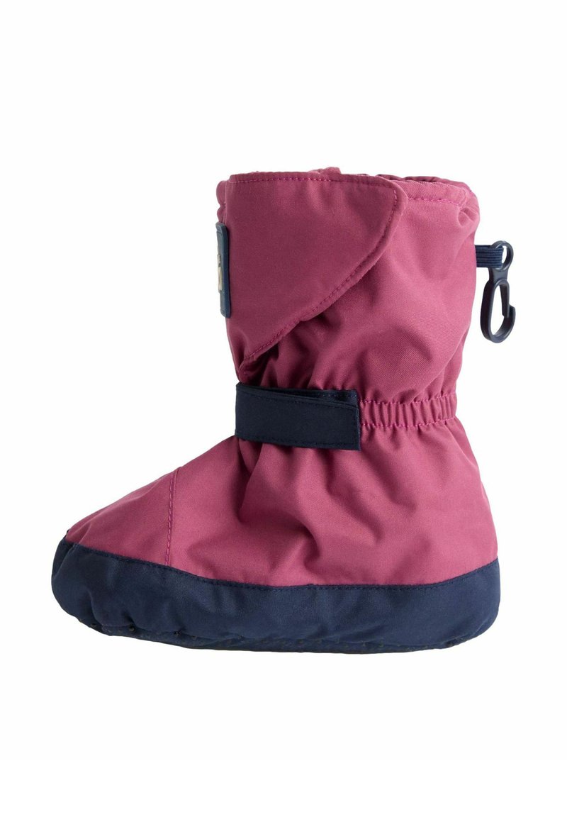 Stivale impermeabile per bambini in borgogna e blu navy. Tomaia in morbido tessuto con arricciatura elastica, cinghia regolabile e suola in gomma testurizzata.
