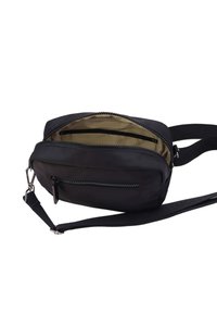 Bolso cruzado negro con un exterior texturizado, cierre de cremallera y bolsillo interior. Correa ajustable. Material suave y duradero.