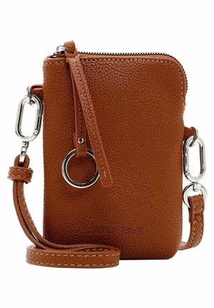 Bolso bandolera de cuero marrón texturizado con cierre de cremallera, correa ajustable, herrajes plateados y logo SURI FREY en el frente.