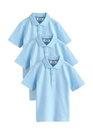 Kolm hele sinist lühikese varrukaga polosärki, millel on krae ja kolm nupuga plake, virnastatud kahanevas suurusjärjekorras.