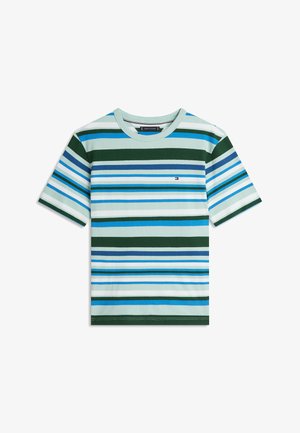 Maglietta a maniche corte con scollo a girocollo e righe orizzontali verde, blu, bianco e teal, con un piccolo logo sul petto.