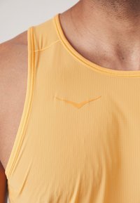 HOKA AIROLITE RUN TANK - Topp - solar flare