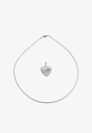 Sølvhjerteformet vedhæng med udstrålende linjer og en lille klynge af sten i midten, ledsaget af en tynd sølvkæde med lås.