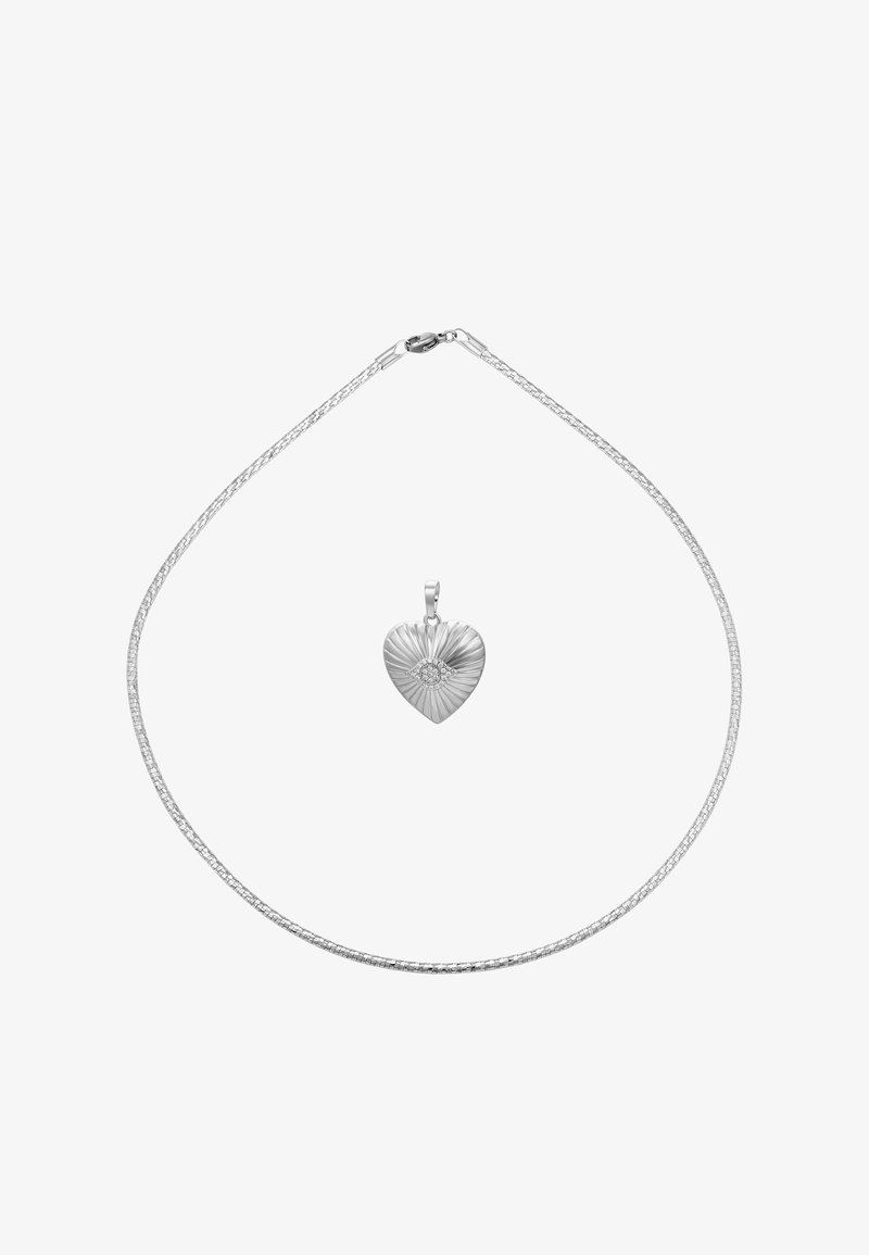 Ezüst szív alakú medál sugárzó vonalakkal és egy kis kőcsoporttal a közepén, mellett egy vékony ezüst lánc nyaklánc kapoccsal.