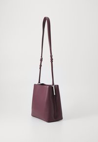 Calvin Klein CONVERTIBLE BUCKET BAG - Borsa a tracolla - vineyard wine
