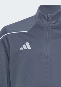 Felpa grigia con zip, caratterizzata da un pannello texturizzato sulle spalle, dettagli bianchi e un logo del marchio ricamato sul petto.