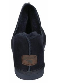 Marineblauwe suède pantoffel met een faux fur voering. Voorzien van een gestikte naad en een tan leren patch met het merkembleem op de achterkant.