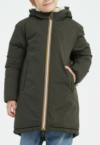 Doudoune vert foncé avec capuche, zips contrastants blancs et orange, poches latérales et doublure intérieure douce. Design long.