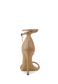Beige hoge hak sandaal met een smalle enkelriem, puntige neusdesign, gladde leren afwerking en dunne stilettohak.
