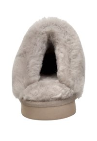 Grijze faux fur slipper met een ronde voorkant, pluche textuur, zachte voering en een beige buitenzool, ontworpen voor comfort en warmte.