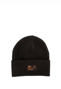 Bonnet en laine noire tricoté avec un revers. Il présente une étiquette rectangulaire de marque en orange, affichant du texte et un logo.