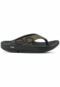 Mustad musta varbaga sandaal oliivroheliste rihmade ja tekstuuriga tallaga. Omab paksu talla ja kujundust, kus on logo aktsent.