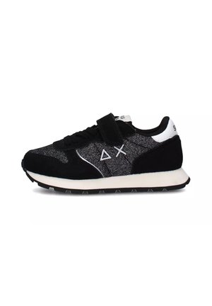 Scarpe da ginnastica nere con pannelli in rete strutturata e suede, dotate di una cinturino con chiusura a strappo e dettagli bianchi sul tallone e sul logo.