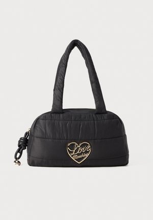 Sort quiltet håndtaske med to polstrede håndtag og et guld hjerteformet "Love Moschino" logo på forsiden.
