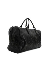Borsa da viaggio in pelle nera, forma rotonda, texture liscia, doppi manici, chiusura con zip superiore, leggere variazioni nel motivo superficiale.
