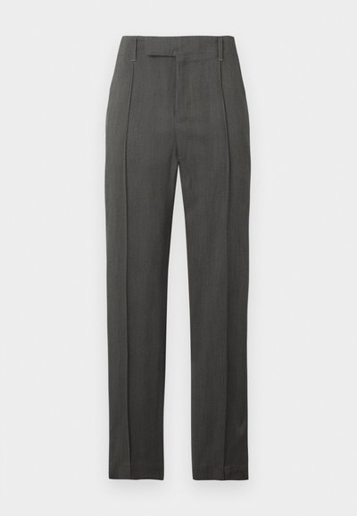 Pantaloni grigi su misura con una texture liscia, dotati di due pieghe frontali, un davanti piatto e una vita pulita senza tasche esterne.