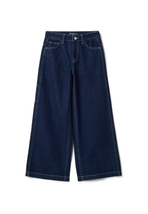 Wijde, donkerblauwe spijkerbroek met voorknop, riemlussen, voorzakken en muntzakje, en zichtbare contrasterende stiksels.