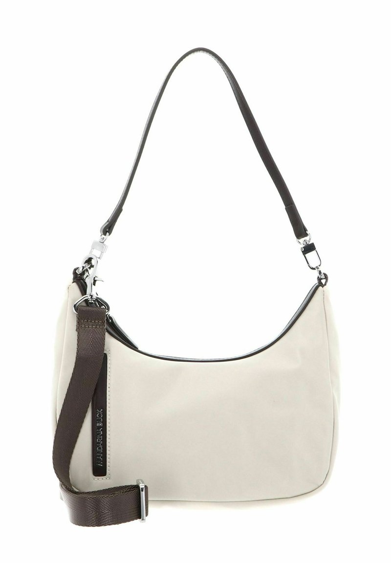 Sac hobo en nylon beige clair avec bandoulière marron foncé, ferrures argentées et passepoil noir contrastant le long du bord supérieur.
